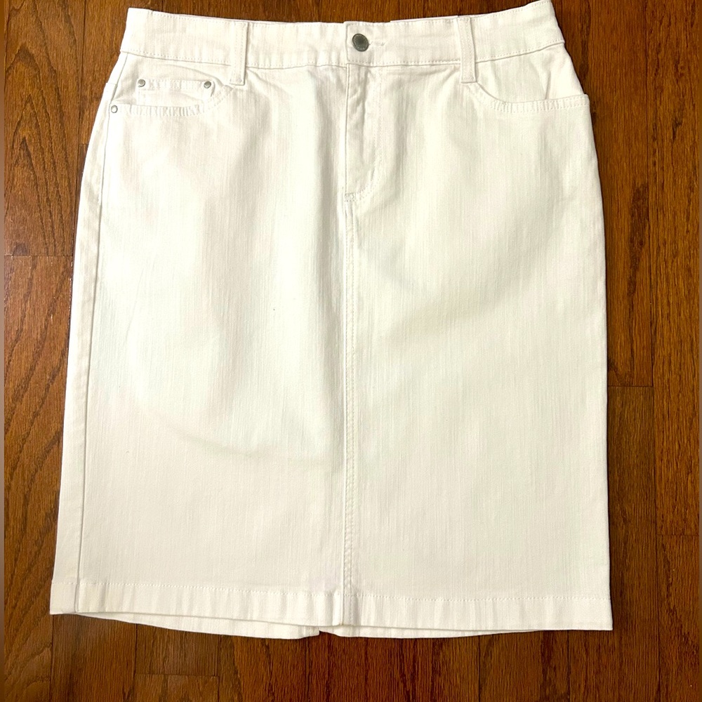 Charter Club White Denim Skirt ; Size 6; NWT